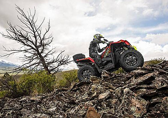 Un quad en ruta de montaña