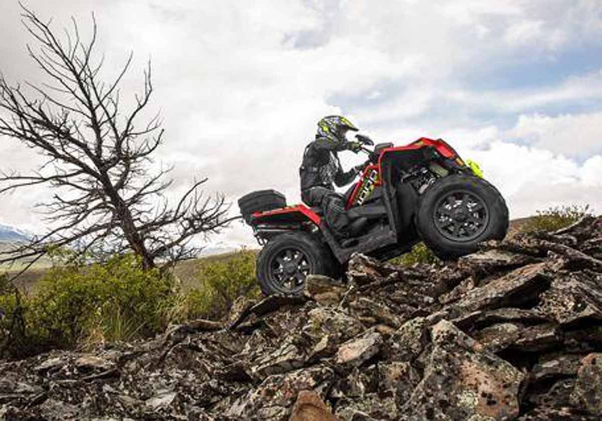 Un quad en ruta de montaña