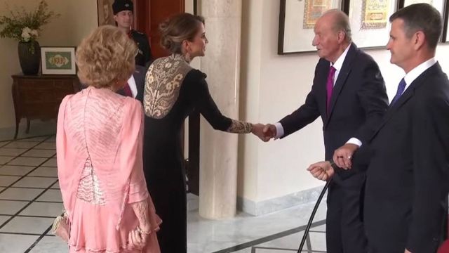 Los reyes eméritos, Juan Carlos y Sofía, recibidos por el rey Abdalá II y la reina Rania de Jordania.