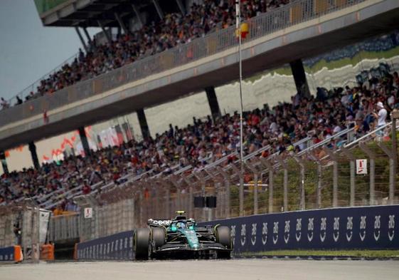 El Aston Martin de Alonso, ante la grada de Montmeló.