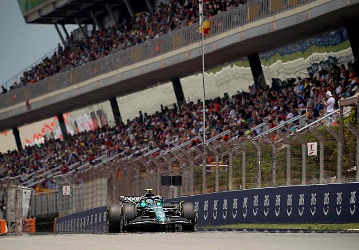 El Aston Martin de Alonso, ante la grada de Montmeló.