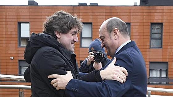 PNV y los socialistas reeditan su pacto para gobernar las principales instituciones vascas