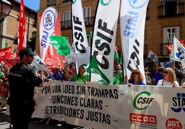 Protesta de los funcionarios de la Administración de Justicia frente a la sede ministerial en Madrid.