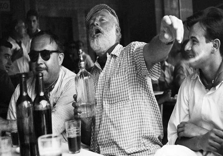 Ernest Hemingway, de jarana en Pamplona en una jornada de sanfermines.