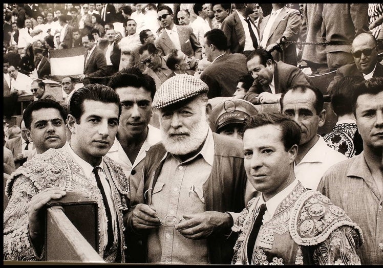 Hemigway con los toreros Antonio Ordoñez (izq.) y Pepe Luis Vázquez en la plaza de Pamplona .