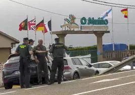 Agentes de la Guardia Civil junto al camping pontevedrés dunde tuvo lugar el crimen este sábado.