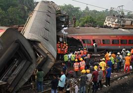 Más de 280 muertos y cientos de heridos en accidente de tren en India