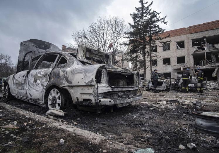 Así quedó uno de los coches calcinados durante el bombardeo de un centro de reclutamiento el pasado marzo en Sloviansk.