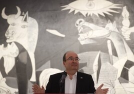Miquel Iceta, que tiene la última palabra en la designación del director del Reina Sofía, ante el 'Guernica' de Picasso.