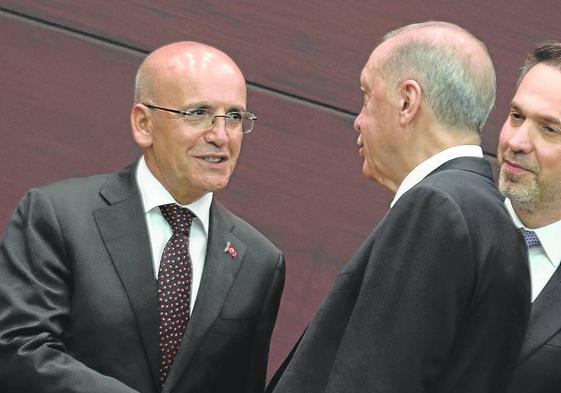 Erdogan felicita a Mehmet Simsek, nuevo responsable de Economía, en la toma de posesión.