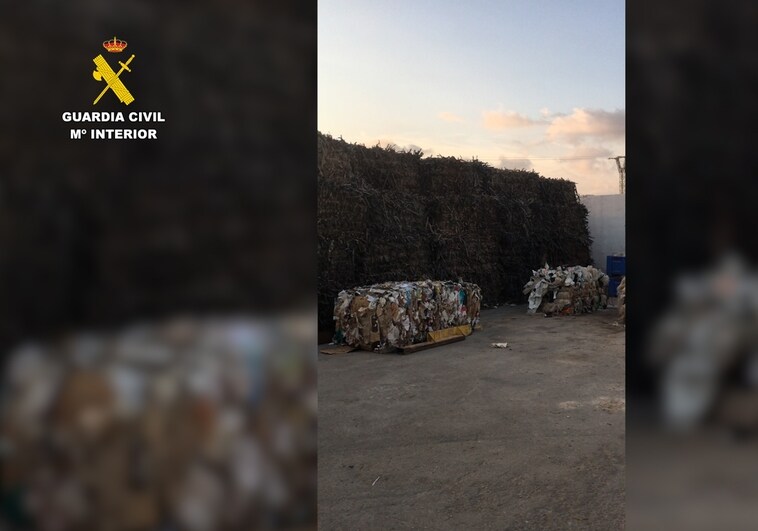 Una muestra de los bloques de residuos plásticos para el tráfico ilegal interceptados.