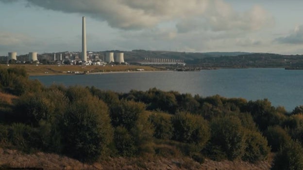 La antigua mina de carbón de As Pontes (La Coruña) se ha restaurado con el mayor lago artificial de España. Al fondo está la la central térmica con apenas operación. Endesa está pendiente de la autorización del Gobierno para cerrarla y proceder a su desmantelamiento