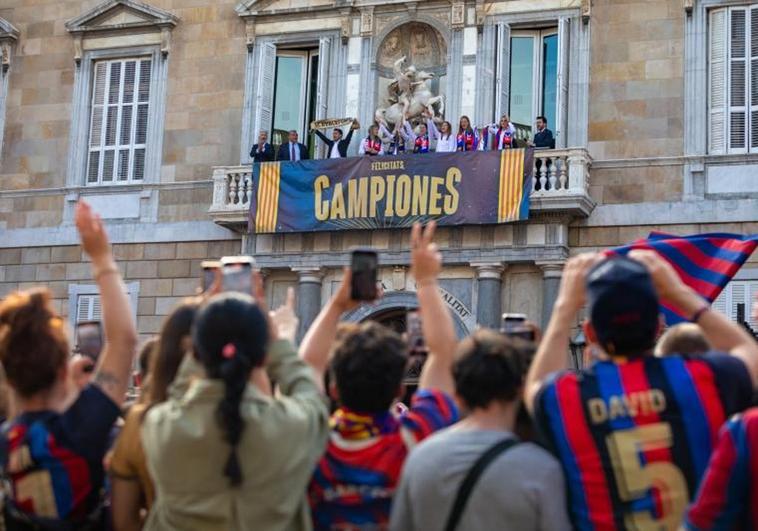 Las jugadoras del Barça femenino de fútbol se asoman al balcón para celebrar su victoria