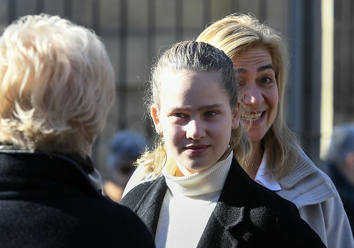 La familia Urdangarin abandonan la iglesia tras asistir a misa el día de Navidad en Vitoria Gasteiz.