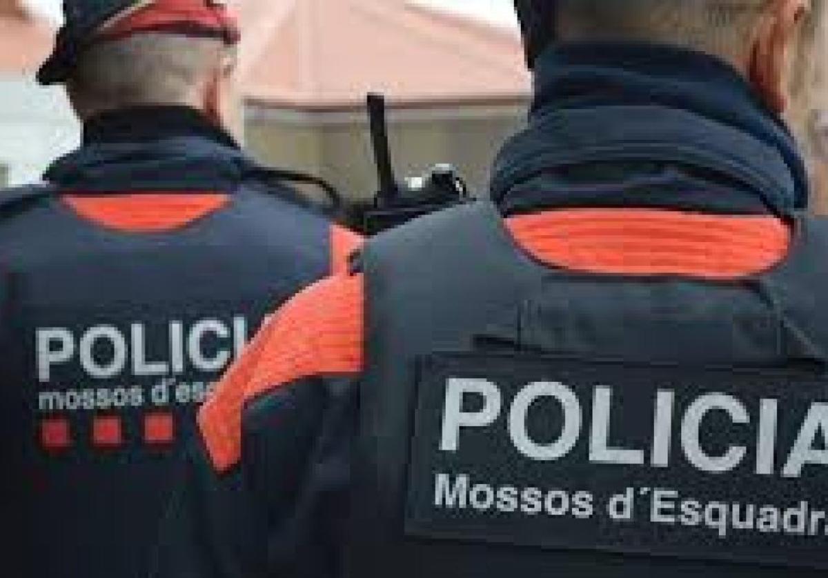 Dos agentes de los Mossos d'Esquadra.