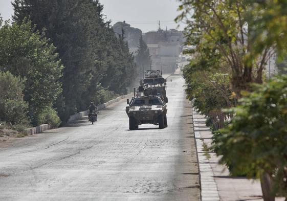 Combatientes sirios respaldados por Turquía patrullan la ciudad de Tal Abyad.