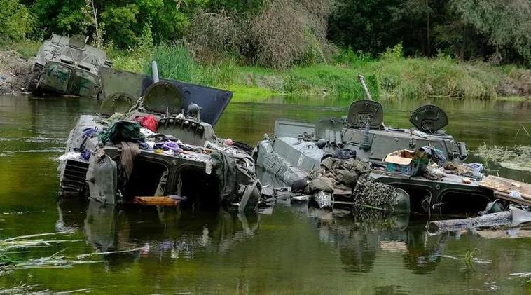 Tanques abandonados por los rusos en un río en Járkov.
