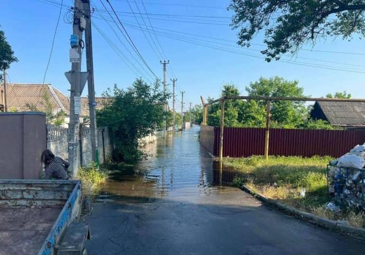 Imagen principal - Inundaciones en un distrito de Jersón. | Imágenes de la evacuación urgente.