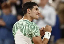 Carlos Alcaraz celebra con rabia su pase a las semifinales de Roland Garros.