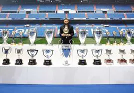 Benzema posa con el Balón de Oro y los 25 trofeos que ha ganado con el Real Madrid.