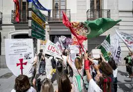 Los cuatro representantes sindicales de UGT, CCOO, STAJ y CSIF encerrados en el ministerio desde ayer.