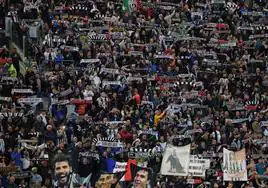 Aficionados de la Juventus, durante el partido de semifinales de Europa League contra el Sevilla.