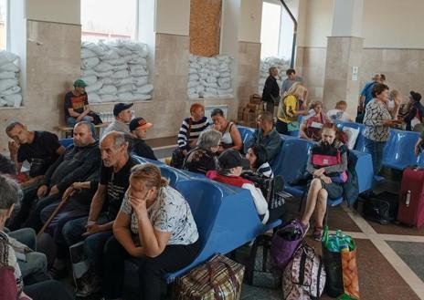 Imagen secundaria 1 - Inundaciones en un distrito de Jersón. | Imágenes de la evacuación urgente.