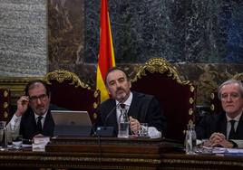 El presidente de la Sala Segunda del Supremo, Manuel Marchena, en un juicio junto a dos compañeros.