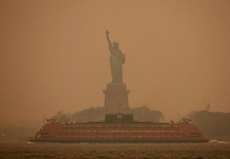 El humo de los incendios de Canadá oscurece el cielo de Nueva York y activa la alerta por mala calidad de aire