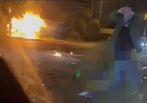 Alexandr Dugin se lleva las manos a la cabeza desesperado a pocos metros del coche en llamas que conducía su hija.
