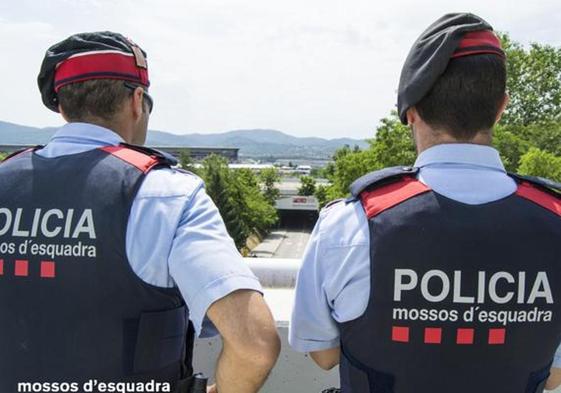 Dos agentes de los Mossos d'Esquadra.