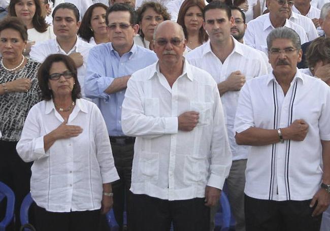 Alfredo Cristiani, en el centro, en un acto para recordar los acuerdos de paz en San Salvador, previo a su salida del país