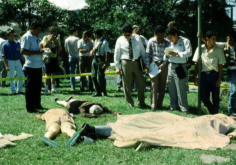 Oficiales salvadoreños examinan los cadáveres de seis jesuitas asesinados en 1989 por militares en El Salvador
