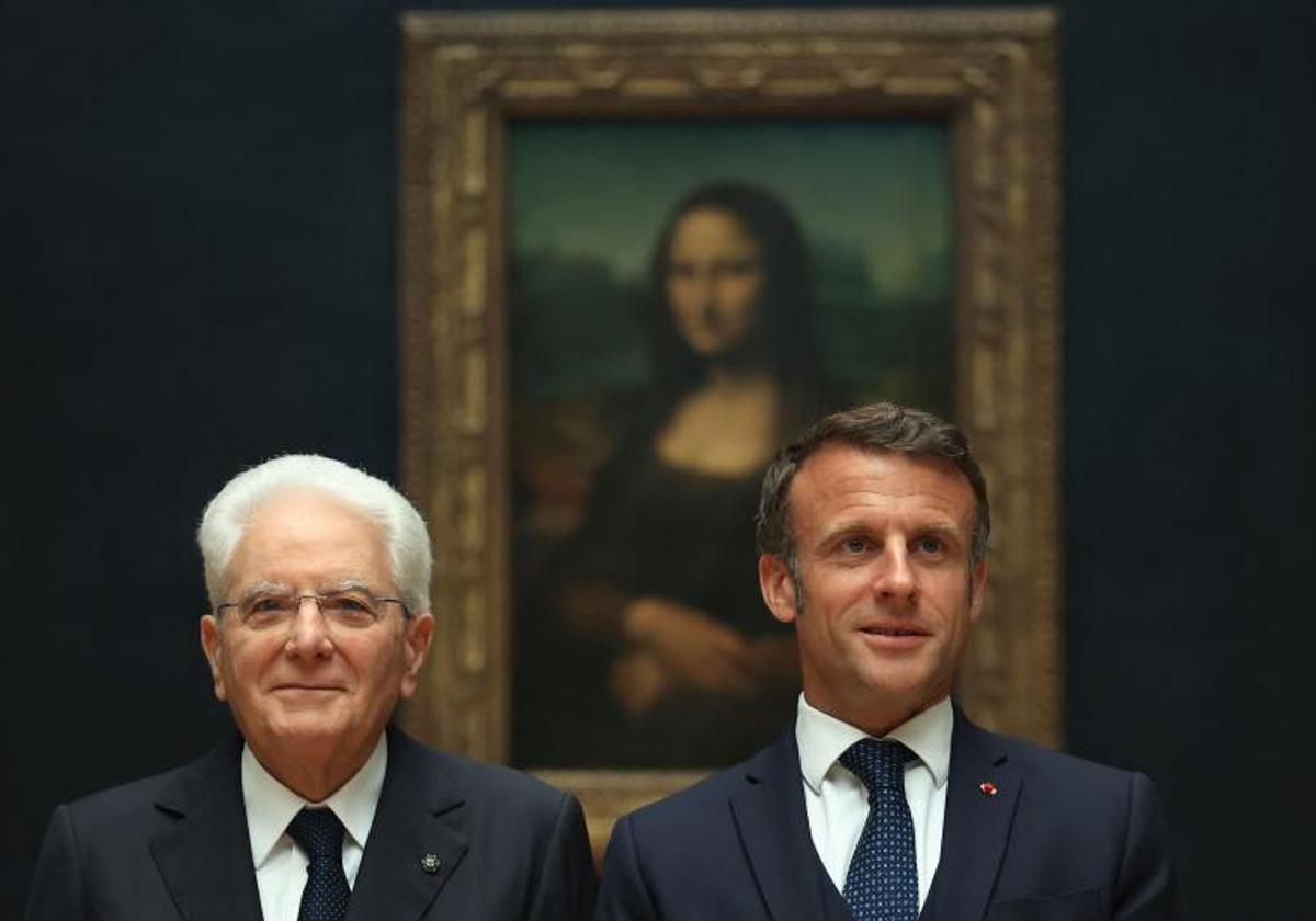 El presidente italiano, Sergio Mattarella, y su homólogo francés, Emmanuel Macron, este miércoles en el Louvre.