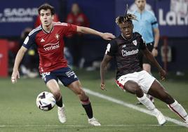 Manu Sánchez y Nico Williams, durante un duelo entre Osasuna y Athletic esta temporada.