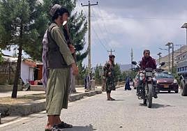 Un miembro de los talibanes hace guardia cerca del lugar donde murió el gobernador en funciones de Badajshán, Nisar Ahmad Ahmaditras, tras un ataque suicida en Afganistán