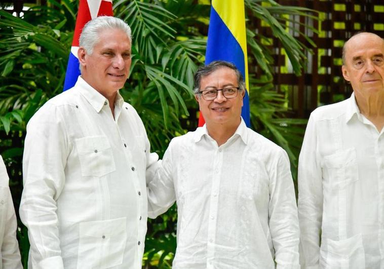 El Gobierno de Colombia firma un alto el fuego temporal con el ELN