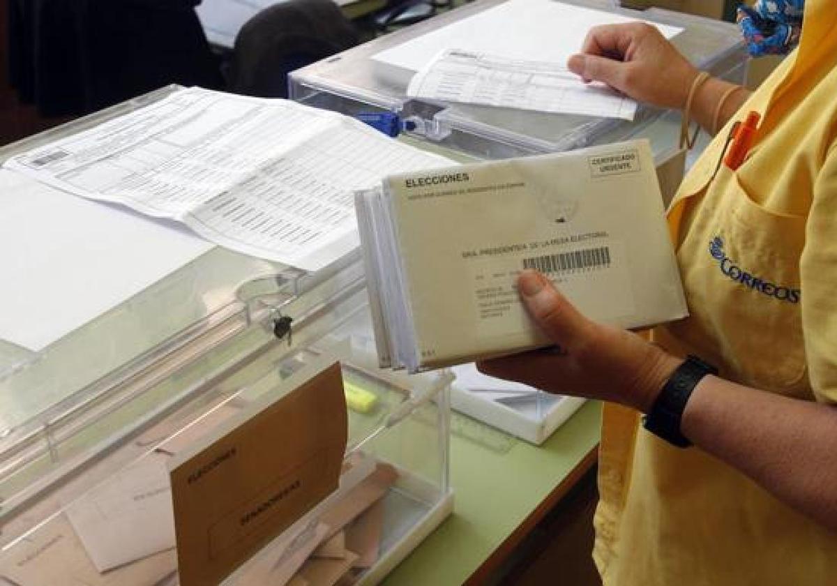 Una empleada de Correos, con votos por correo en las pasadas elecciones.