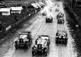 Los treinta y tres coches toman la salida de la primera edición