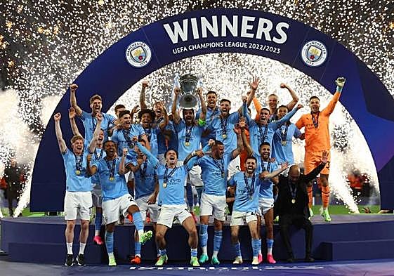 Los jugadores del City celebran la conquista de la Champions en Estambul.