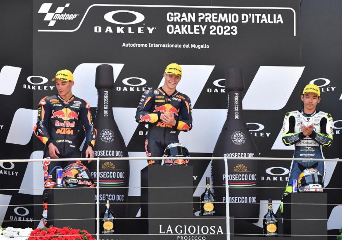 Dani Holgado, en lo alto del podio del GP de Italia.