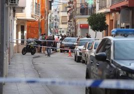 Cordón policial en la calle Las Monjas de Andújar este domingo por la mañana, donde ha fallecido el agente y su agreso.