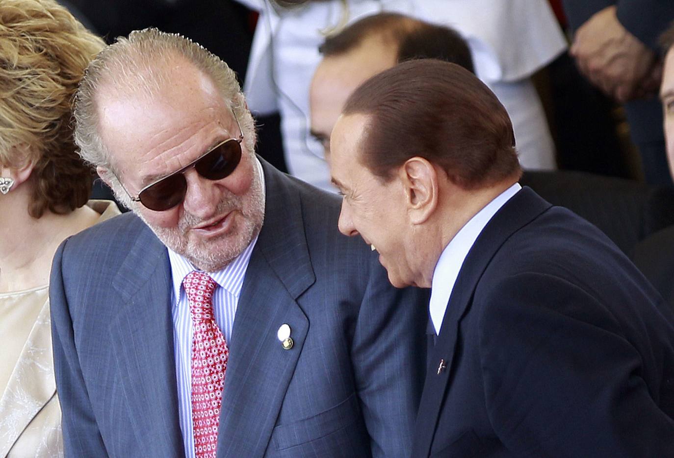 Berlusconi, junto al rey emérito, Juan Carlos I, en 2011.