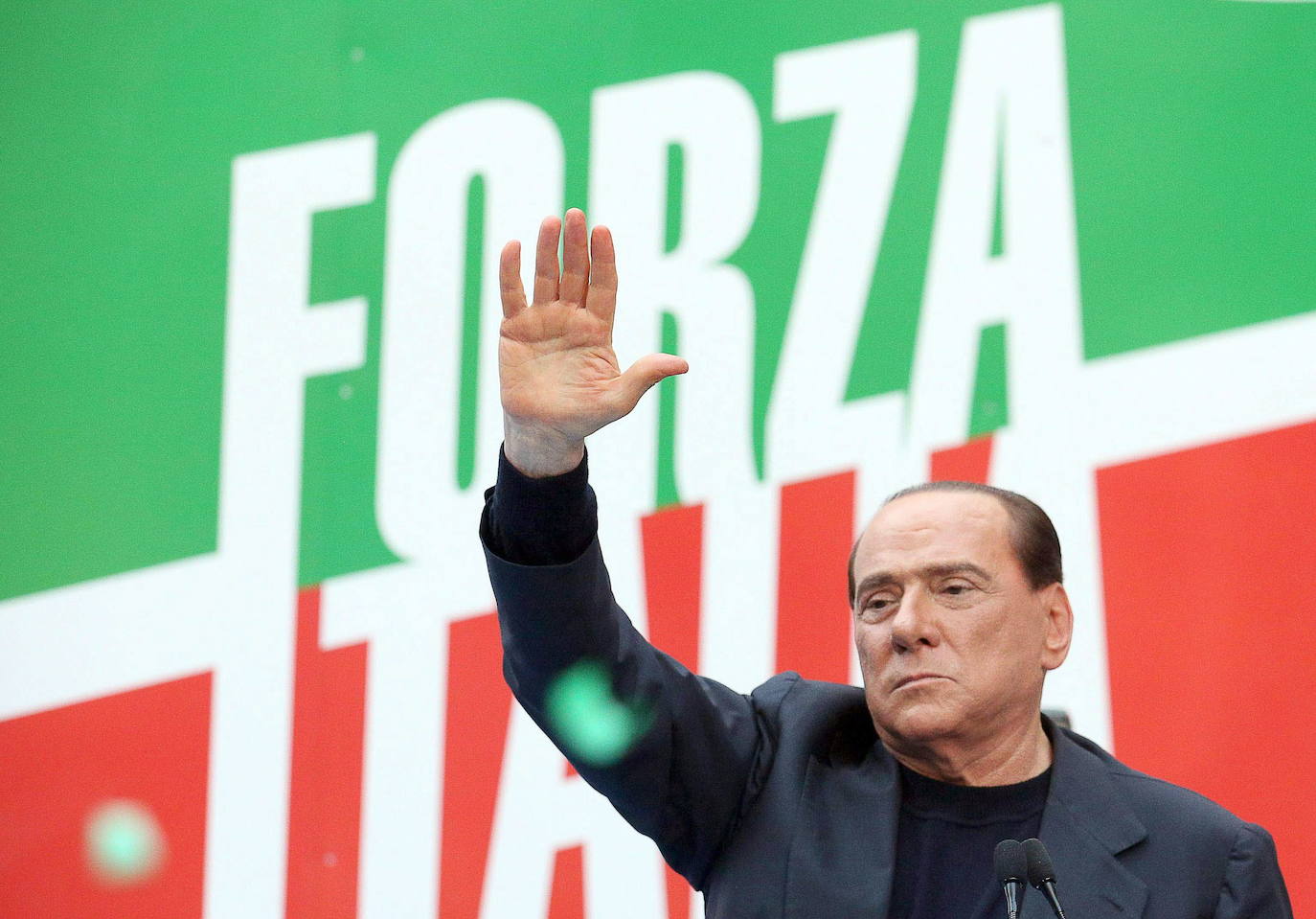 Berlusconi saluda a sus seguidores en 2013 tras ser condenado por fraude fiscal.