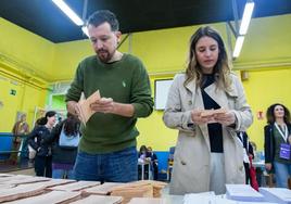 Irene Montero y Pablo Iglesias votan para las elecciones municipales y autonómicas de 2023.