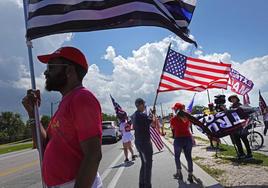 Un grupo de simpatizantes de Trump forma caravana desde Miami a la mansión Mar-A-Lago