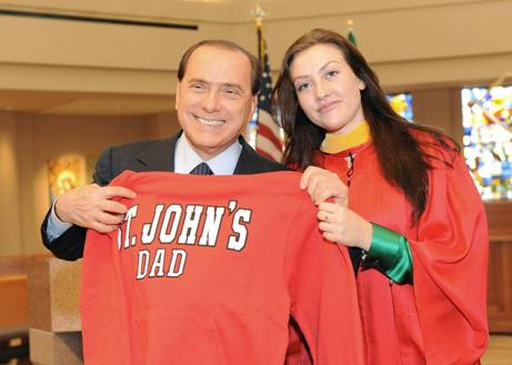 Imagen secundaria 1 - Arriba, Barbara y Luigi Berlusconi, en el palco del Nou Camp. En medio, Silvio Berlusconi posa junto a su hija Eleonora con una camiseta de la universidad St John's, donde ha estudiado la joven,. Abajo, con Barbara.