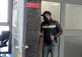 El joven condenado ante la puerta de la sala de vistas.