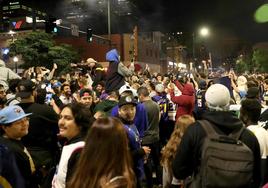 Los fanáticos de los Nuggets celebraban la víctoria del equipo de baloncesto en el centro de Denver, en EE UU