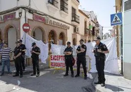 Agentes de policía mantenían este lunes cerrado el lugar en el que murieron el policía y el agresor en Andújar.